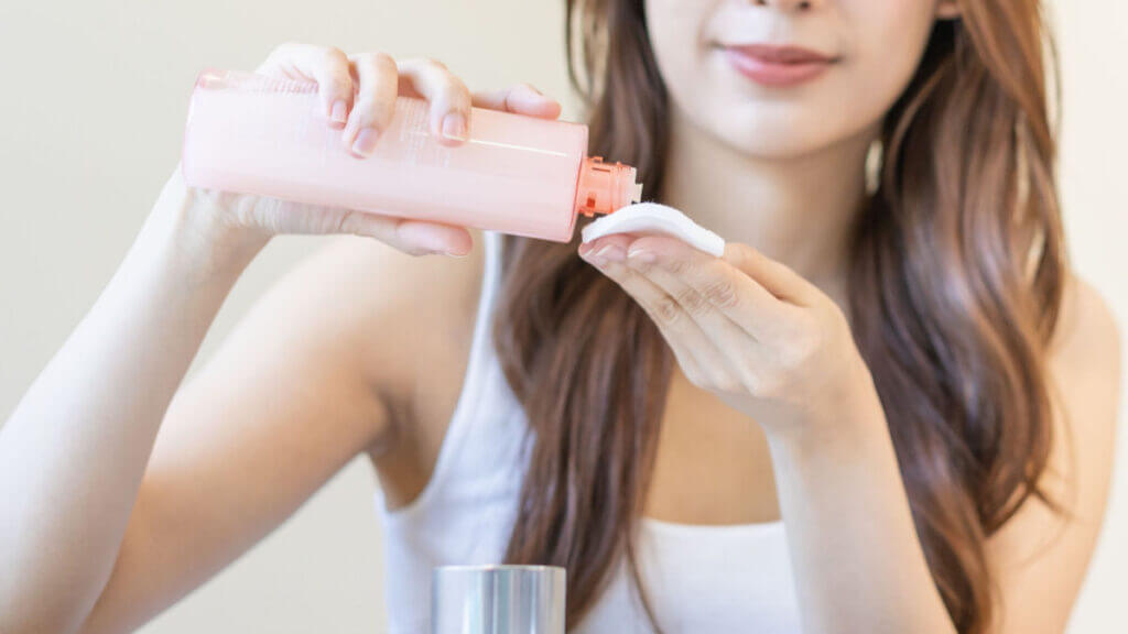 How To Use Rose Water The Right Way? How To Use Rose Water The Right Way?